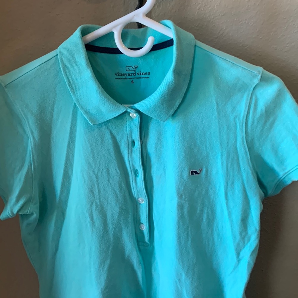 Vineyard Vines small turquoise T-shirt.